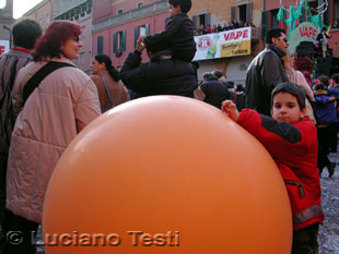 Solo a Cento regalano palloni così grandi.