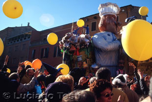 Coreografico lancio dal carro dei "MAZALORA".