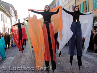 Ragazze sui trampoli.