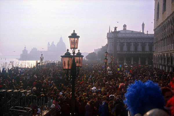 Carnevale di Venezia - In piazza - Non c'é posto per una sardina